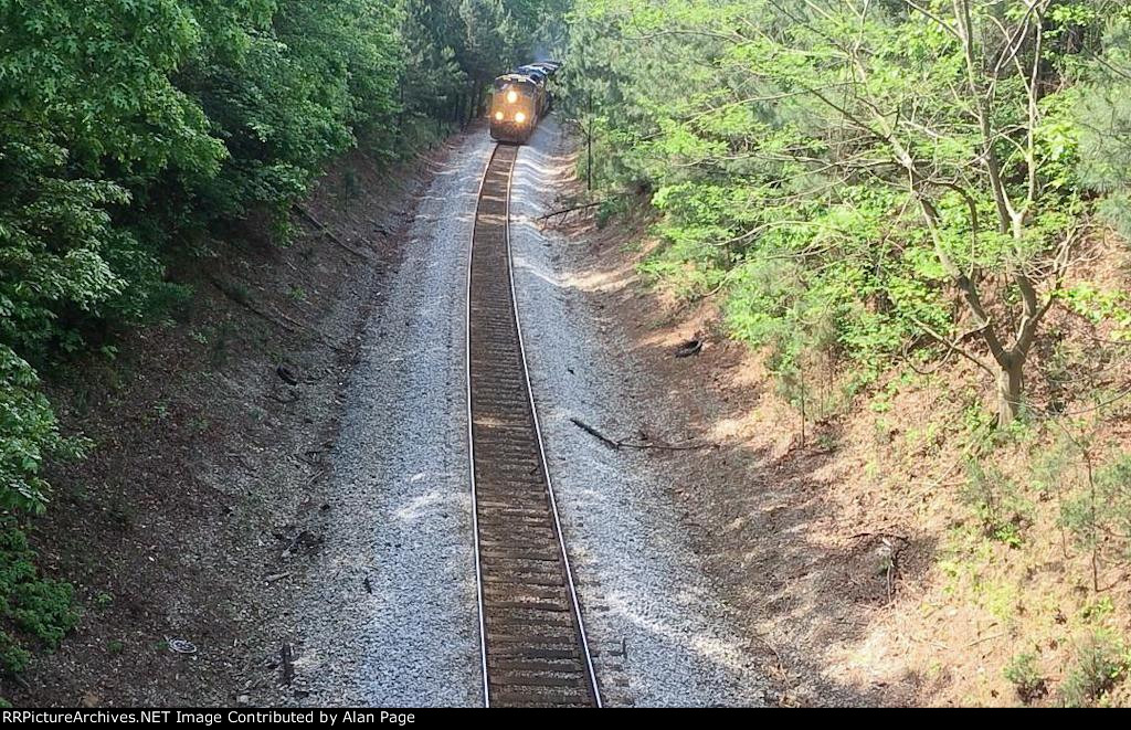 CSX 865 hustles NB